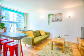 Your gateway to London & Heathrow, Stylish flat near station